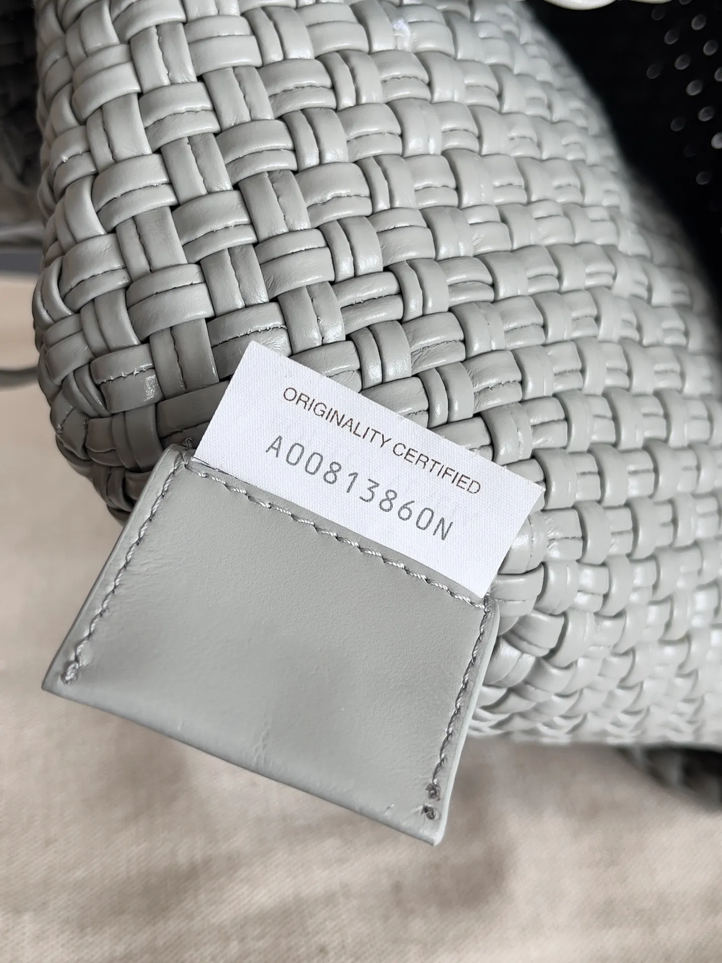 Batch 5960 BV collectible small woven handbags are really YYDS!! Bottega Veneta’s most classic small woven handbags are back! ! Dalmatian stone is more noble. We use the highest quality leather with the highest craftsmanship to create the most precious works. We have created the original Intrecciato leather weaving process. This unique traditional exclusive leather weaving method has not only become our logo, but also reflects the time-consuming and labor-intensive craftsmanship of our products. ❤️ The new TOSCA handbag It must be a selection worth collecting🆕⚠️⚠️Baby, gold balls, malachite, pearls, spotted stones can be sold individually and can be assembled by yourself. Style number: 716974 Size: 27*9*18cm